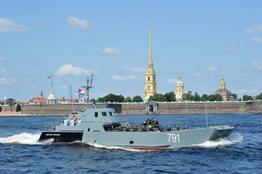 Peter ve Paul f karşı Neva nehri sularında savaş gemisi