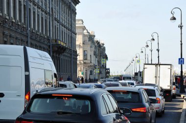 St Petersburg Sarayı dolgu üzerinde trafik sıkışıklığı