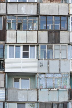 bir apartmanın cephesinde eski harap balkonlar