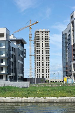 modern bir tuğla-monolitik ev ve bir konstrüktif inşaat