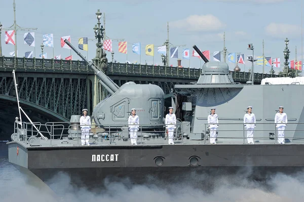 Russisches Kriegsschiff mit Matrosen passiert offene Dreieinigkeit — Stockfoto