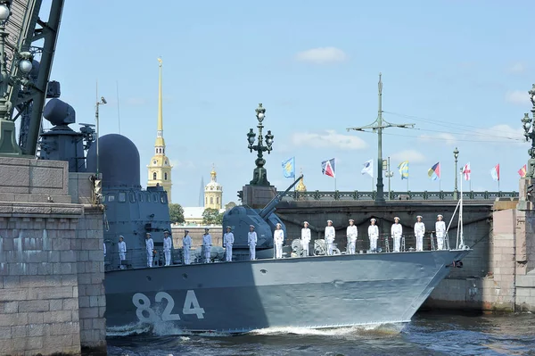Rosyjski okręt z żeglarzy przechodzi przez otwarte Trinity BRI — Zdjęcie stockowe