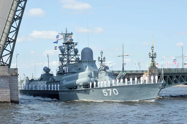 Russian warship with sailors passes through the open Trinity bri — Stock Photo, Image
