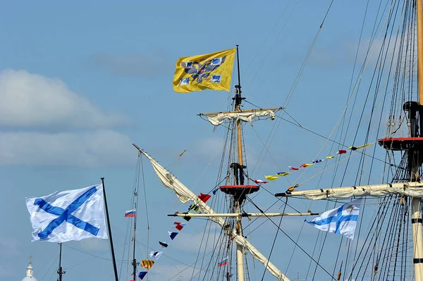 Flaggor på Fregatten Poltava-förberedelser för dagen av na — Stockfoto