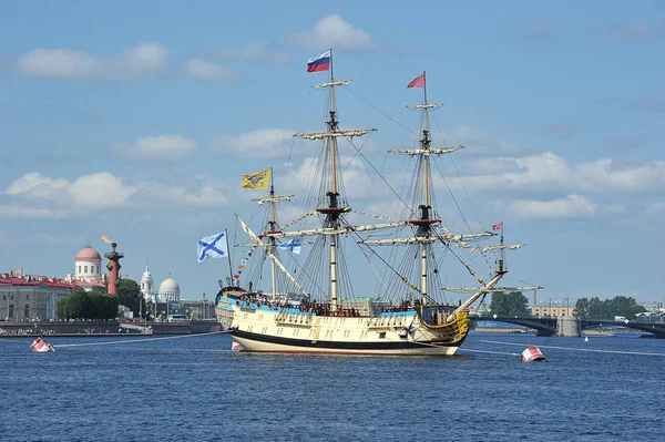 Krigsskepp Poltava i vattnen i floden Neva-förberedelser för — Stockfoto