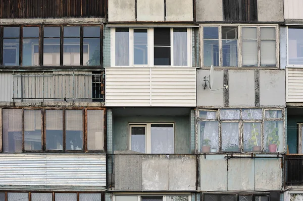 Staré, zchátralé balkony na fasádě budovy bytu — Stock fotografie