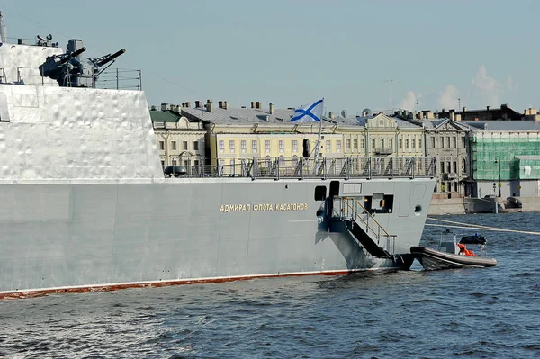 Kriegsschiff Admiral der Flotte kasatonov in der Newa Fluss in st. — Stockfoto