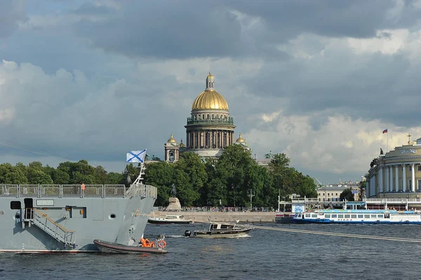 Blick auf die Kathedrale von St. Isaac und ein Kriegsschiff auf der Newa — Stockfoto