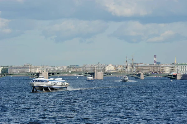 Statek na skrzydłach wpada na rzekę Newy w Sankt Petersburgu — Zdjęcie stockowe