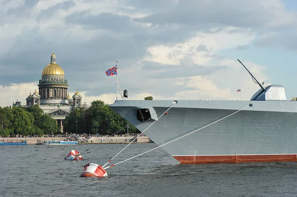 View of St. Isaac's Cathedral and a warship on the Neva river — Stock Photo, Image