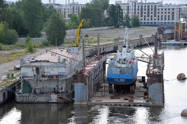 Ship Dock-reparatie van schepen in het dok aan de rivier de Neva in St. Pet — Stockfoto