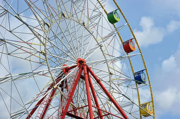 Babuşkin lunaparkında dönme dolap
