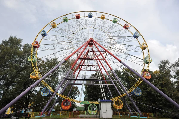 St. Petersburg 'daki Babuşkin lunaparkında dönme dolap.