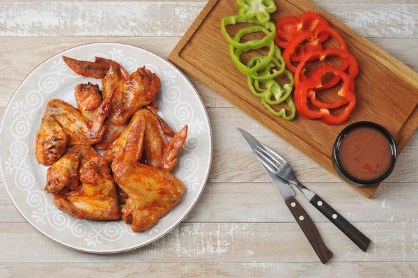 Alas Pollo Fritas Plato Con Salsa Tomate Pimienta Sobre Fondo — Foto de Stock