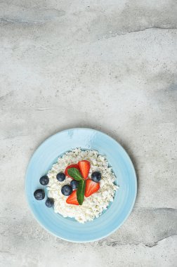 kuark ve böğürtlen - yabanmersini, çilek ve mavi tabakta süzme peynirli nane - üst manzara - kopyalama alanı