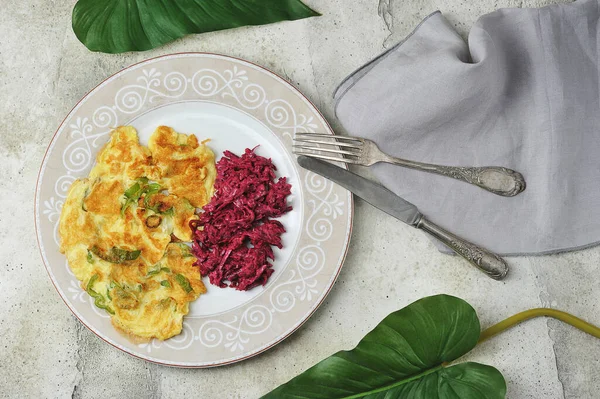 Вегетарианский Завтрак Омлет Перцем Салатом Свеклы Тарелке Вид Сверху — стоковое фото
