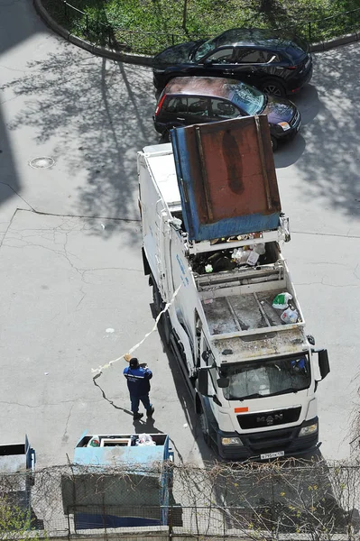 Saint Petersburg Russia May 2020 Garbage Truck Removes Garbage Cans — Stock Photo, Image