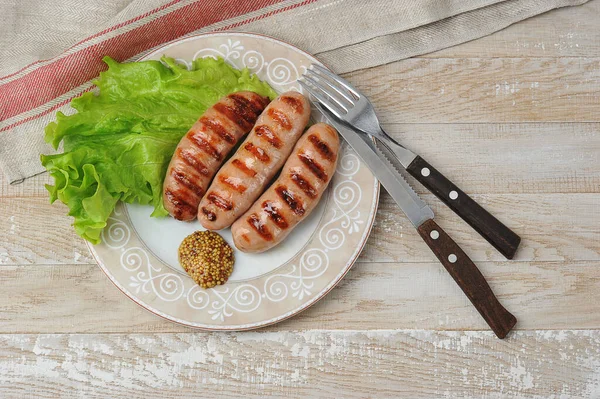 Gegrillte Bratwurst Auf Teller Mit Salatblättern Und Paprika Grillwurst — Stockfoto
