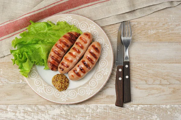 Bratwurst Vom Grill Auf Teller Mit Salatblättern Und Paprika Grillwurst — Stockfoto