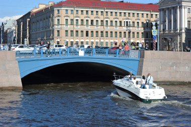 Saint Petersburg, Rusya-26 Temmuz 2020: Saint Petersburg 'daki Moika nehri ve mavi köprü manzarası