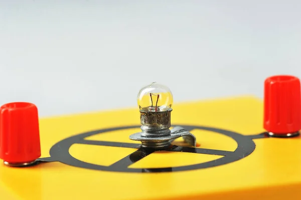 Lámpara Incandescente Soporte Amarillo Equipo Para Una Lección Física Bombilla — Foto de Stock