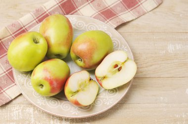 Elmaları bir tabakta kestim. Sonbahar elma hasadı. 