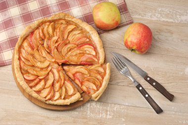Tabakta elmalı turta - ahşap zemin üzerinde otuzbir tart çölü - üst görünüm kopyalama alanı