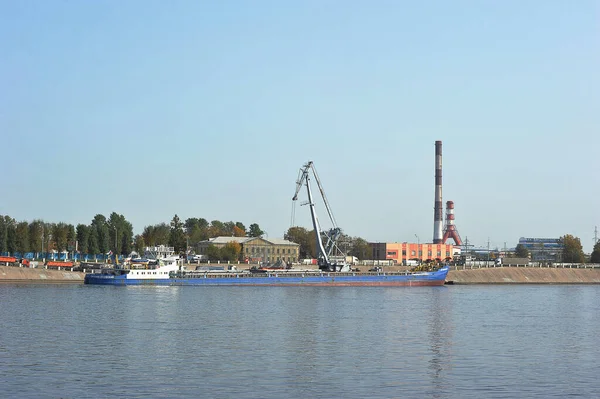 Sankt Petersburg Ryssland September 2020 Kran Lastar Ett Torrlastfartyg Floden — Stockfoto