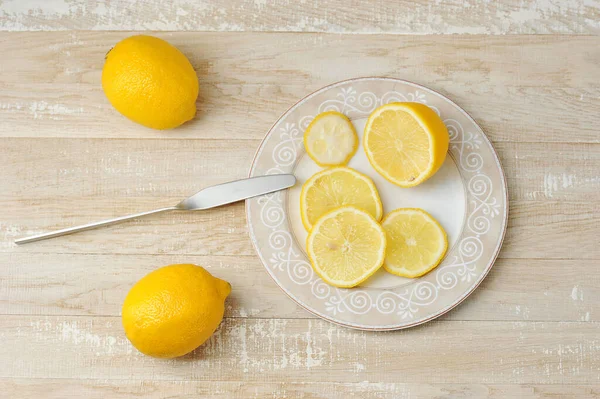 Whole Sliced Yellow Lemons Plate Wooden Background Top View — Stock Photo, Image