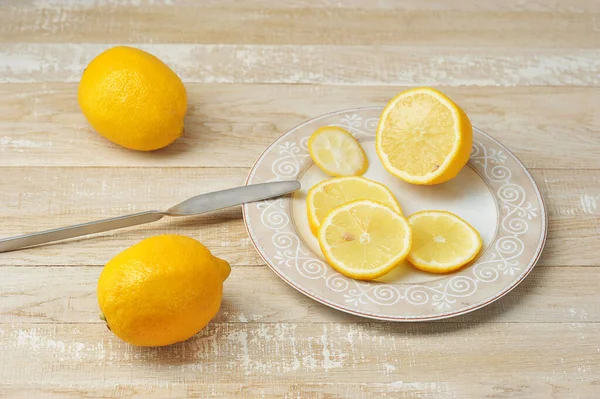 Whole Sliced Yellow Lemons Plate Wooden Background — Stock Photo, Image