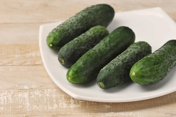 Pepinos Verdes Jóvenes Plato Sobre Fondo Madera — Foto de Stock