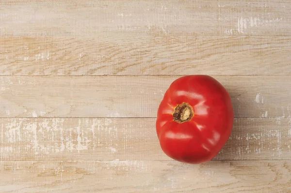 Rode Tomaat Een Houten Achtergrond Bovenaanzicht Kopieerruimte — Stockfoto