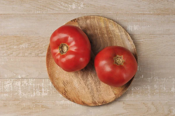 Czerwone Pomidory Drewnianym Tle Widok Góry — Zdjęcie stockowe