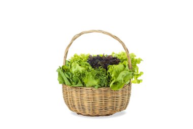 Bambu sepetinde izole edilmiş beyaz arka planda çeşitli taze salata sebzeleri.