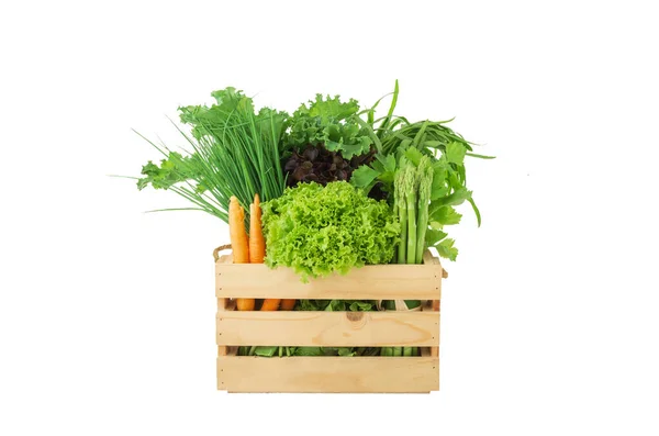 隔離された白い背景の上の木製の箱の中の様々な新鮮な有機野菜 — ストック写真