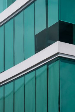 Modern cam ofis binasının içinde dikey çerçevede yeşil jaluzinin alçak açısı ve yan görüntüsü