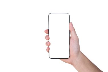 İzole edilmiş beyaz arka planda boş ekranlı siyah akıllı telefonu tutan adamın sağ elini kapat