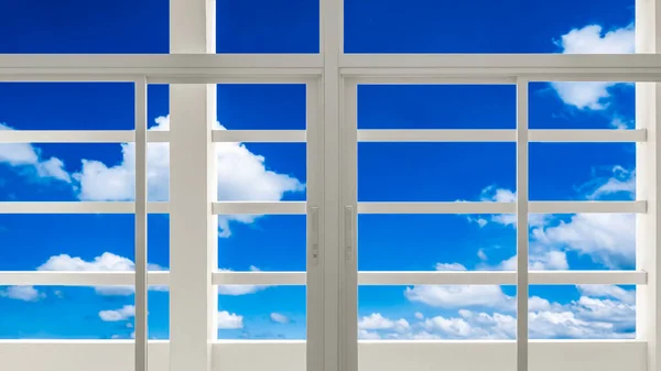 Transparent Glasfönster Och Parasoll Med Suddig Vitt Moln Blå Himmel — Stockfoto