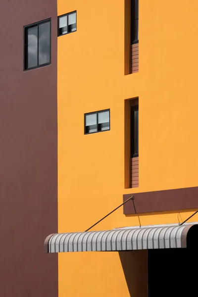 Seitenansicht Stahlmarkise Mit Glasfenstern Und Fester Beleuchtung Farbenfroher Moderner Hauswand — Stockfoto