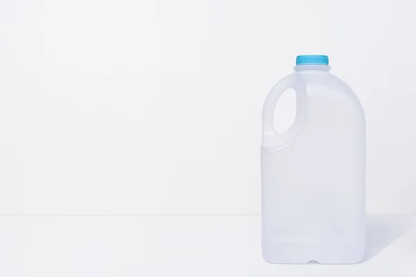 Plast Mjölk Gallon Behållare Vit Bakgrund Med Kopia Utrymme — Stockfoto