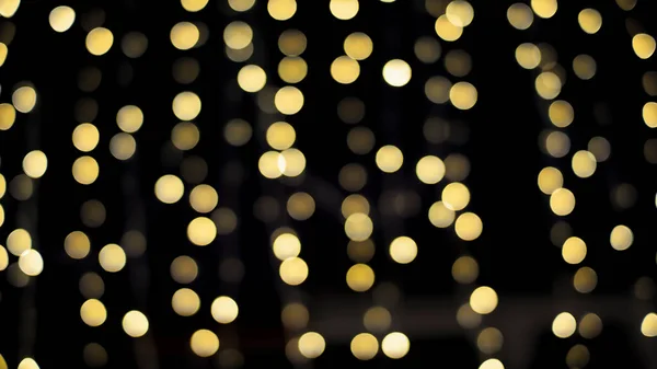 Abstracto Borroso Iluminar Luces Decorativas Colgantes Con Bokeh Fondo Nocturno — Foto de Stock