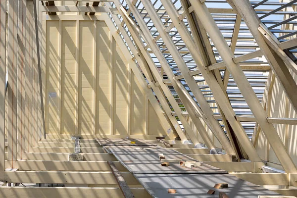 Солнечный Свет Тень Поверхности Белой Деревянной Фермерской Конструкции Крыши Материалом — стоковое фото