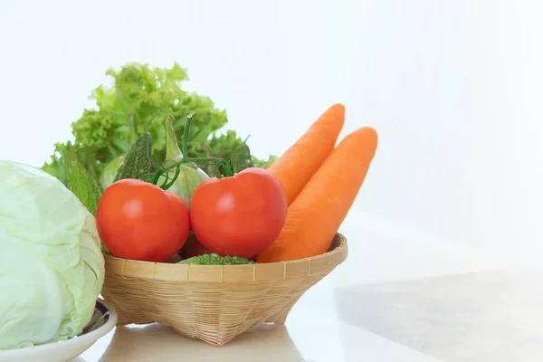 Свежие Помидоры Морковь Различные Зеленые Нетоксичные Овощи Плетеной Бамбуковой Корзине — стоковое фото