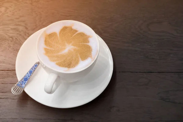 Gorące Cappuccino Latte Sztuki Białym Ceramicznym Kubku Czarnym Drewnianym Stole — Zdjęcie stockowe