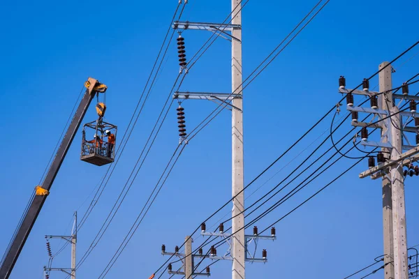 Visão Baixo Ângulo Foco Seletivo Caminhão Guindaste Levantando Eletricistas Cesta — Fotografia de Stock