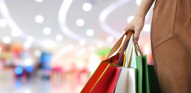 Alışveriş merkezinin arka planı bulanık olan alışveriş poşetleri, alışveriş merkezi mağazası, şehir yaşam tarzı ve iş konsepti.
