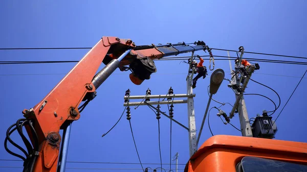 Visão Baixo Ângulo Dois Eletricistas Com Caminhão Guindaste Estão Trabalhando — Fotografia de Stock