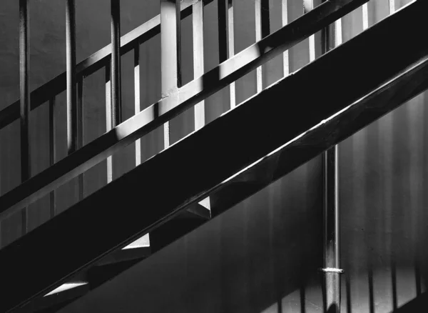建筑外带有混凝土墙背景的金属楼梯表面的阳光和阴影 黑白相间 色调深沉 外观设计理念 — 图库照片