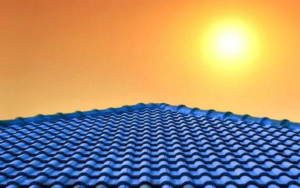 Staré Modré Dlaždice Střecha Proti Barevné Východ Slunce Nebe Pozadí — Stock fotografie