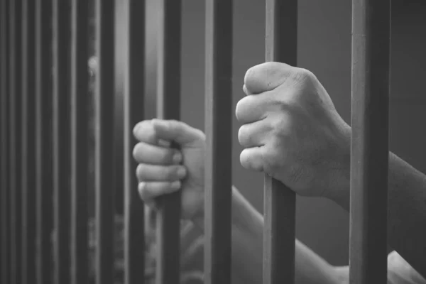 Siyah beyaz demir parmaklıkları tutan sol taraftaki seçici bakış açısı, dramatik sınır çiti ya da göçmen ve mülteci kriziyle dolu hapishane, özgür bir konsept olmayı umuyor